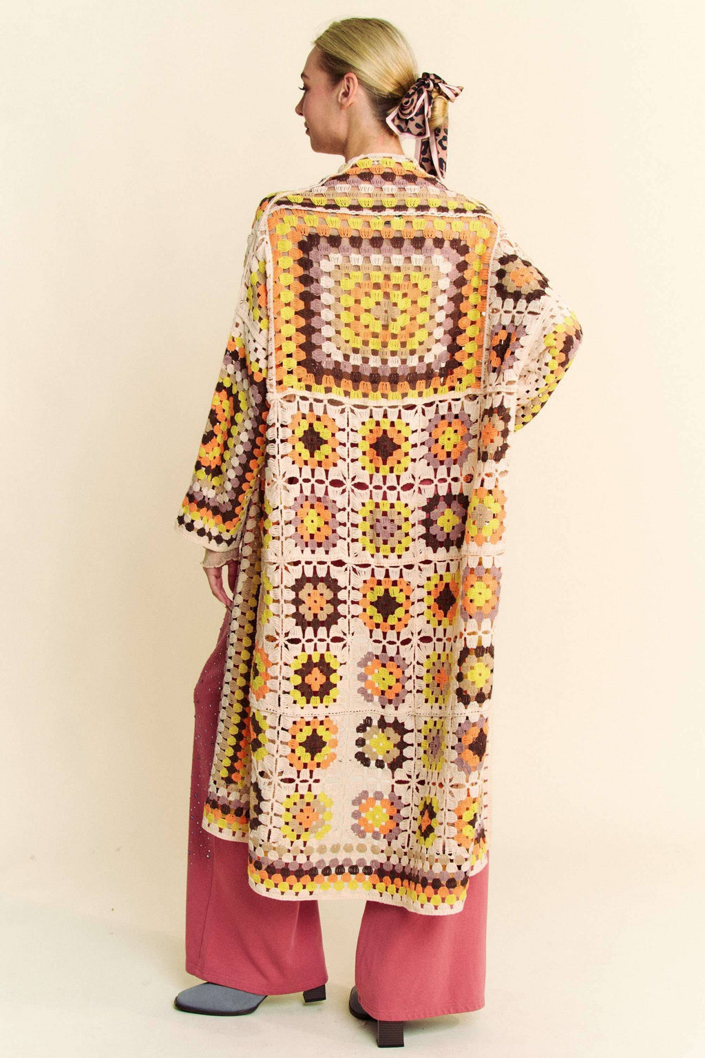 GRANNY SQUARE ÖPPEN MIDI VIRKAD STICKAD KOFTA