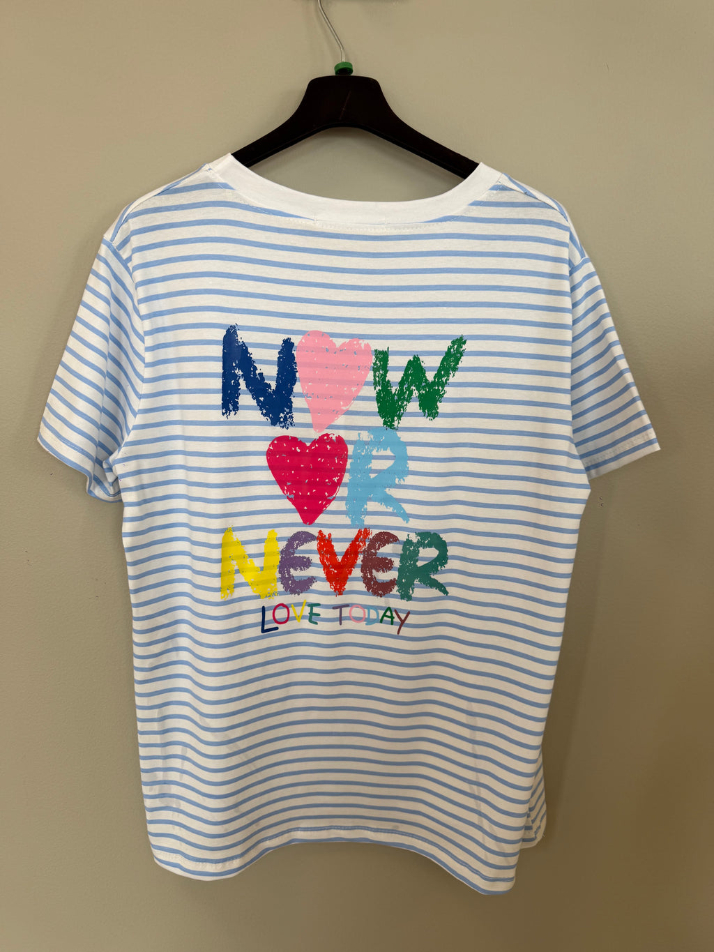 MDC Fiora T-shirt – Blårandig med “Now or Never”-tryck