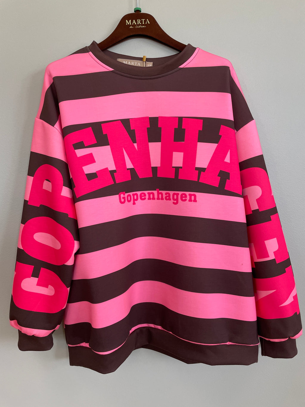 Nerina Sweatshirt – Randig collegetröja med Copenhagen-print | Marta du Château