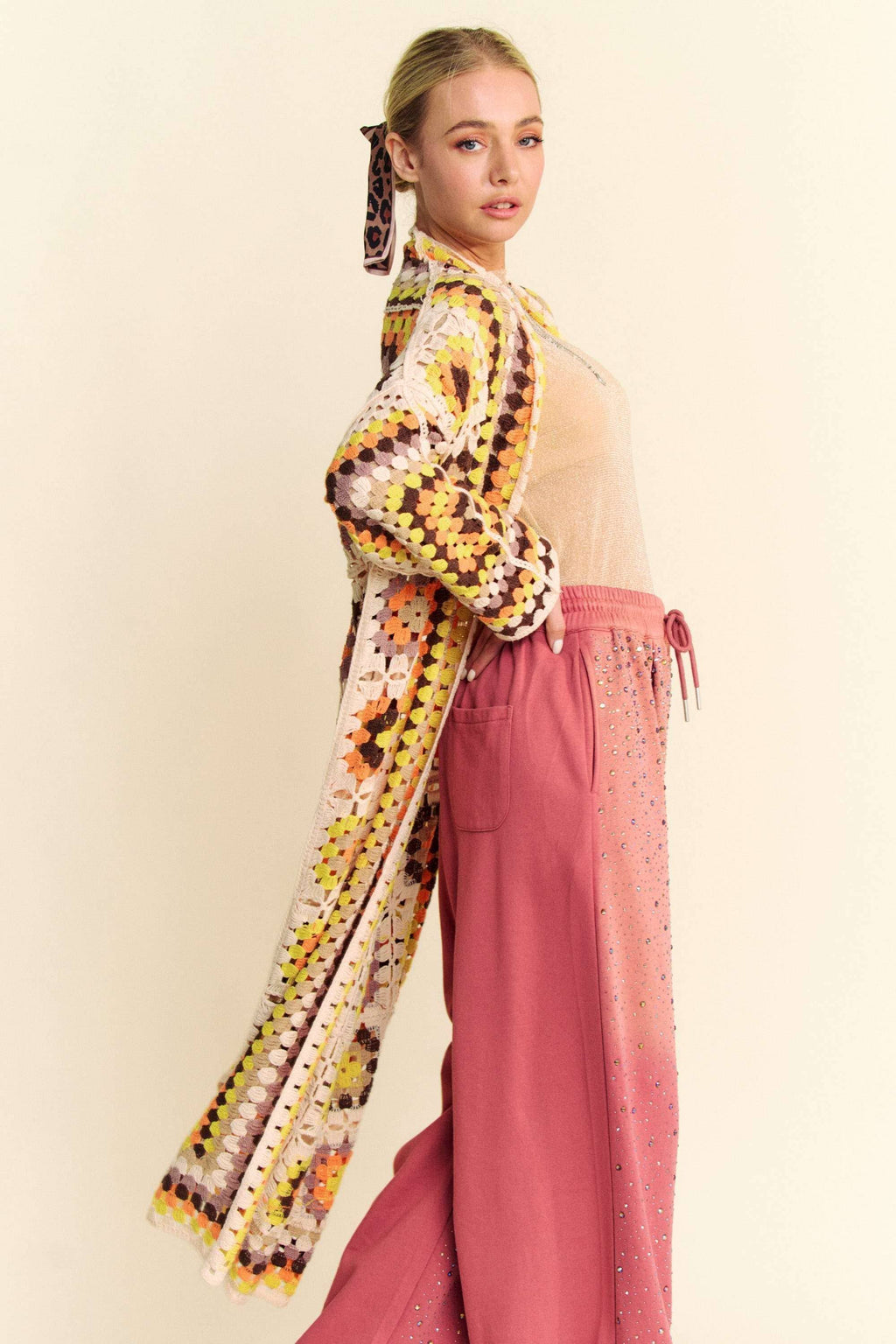 GRANNY SQUARE ÖPPEN MIDI VIRKAD STICKAD KOFTA