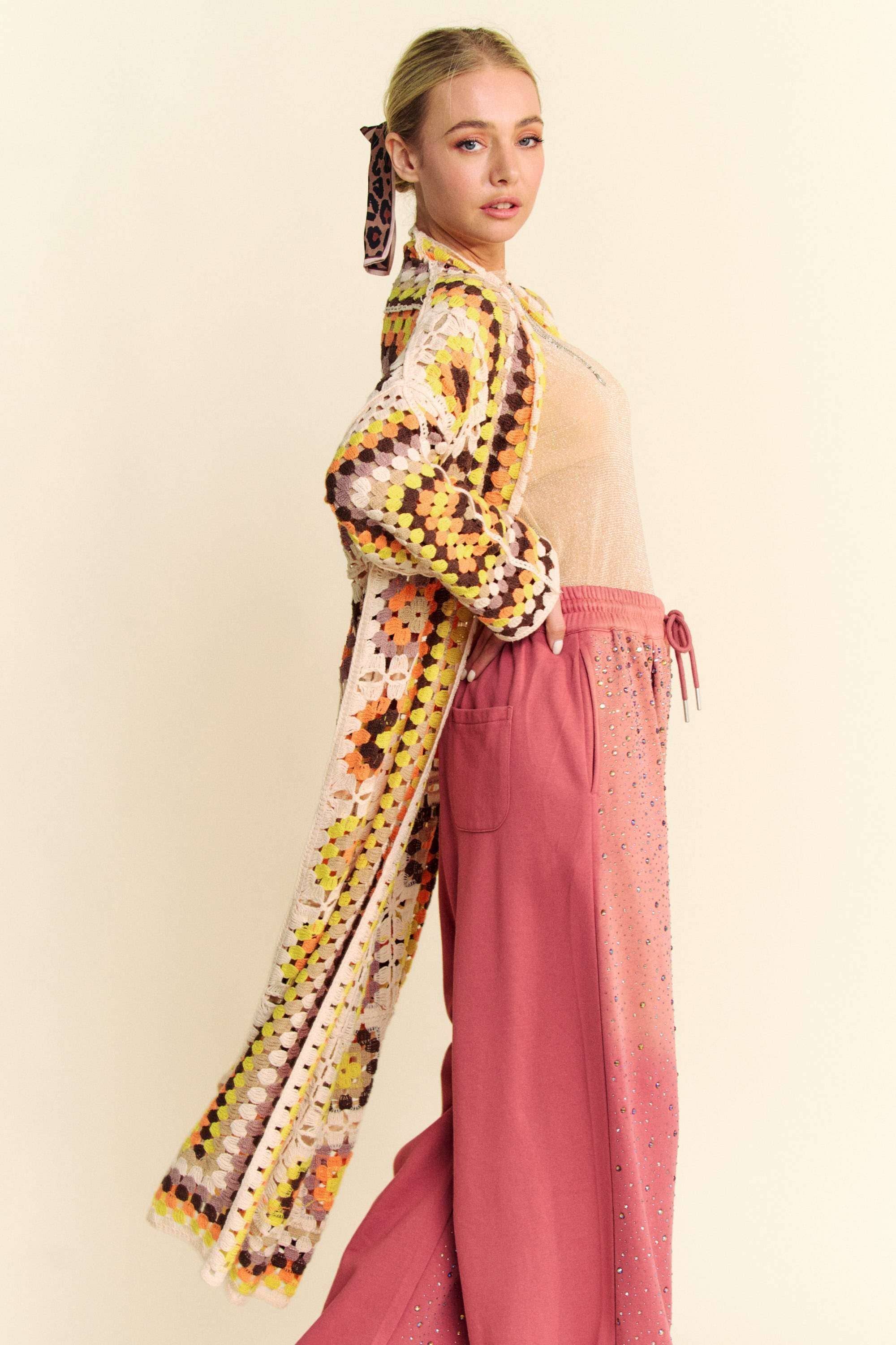 GRANNY SQUARE ÖPPEN MIDI VIRKAD STICKAD KOFTA