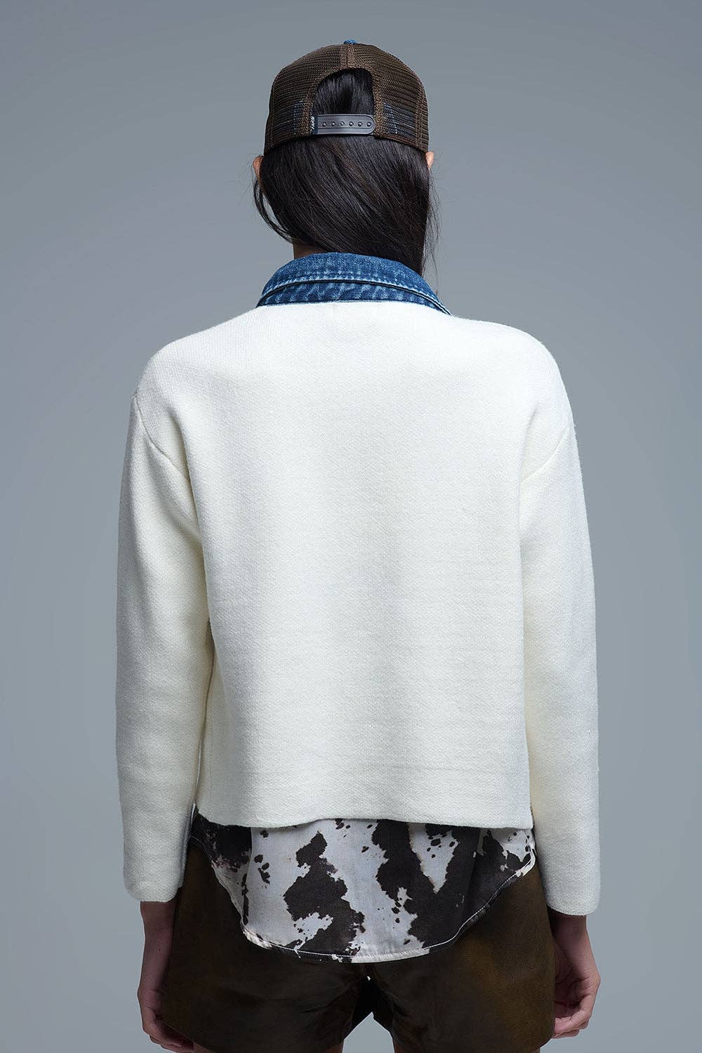 Krämfärgad Stickad Kofta med Blå Denimdetaljer - Trendig Cardigan