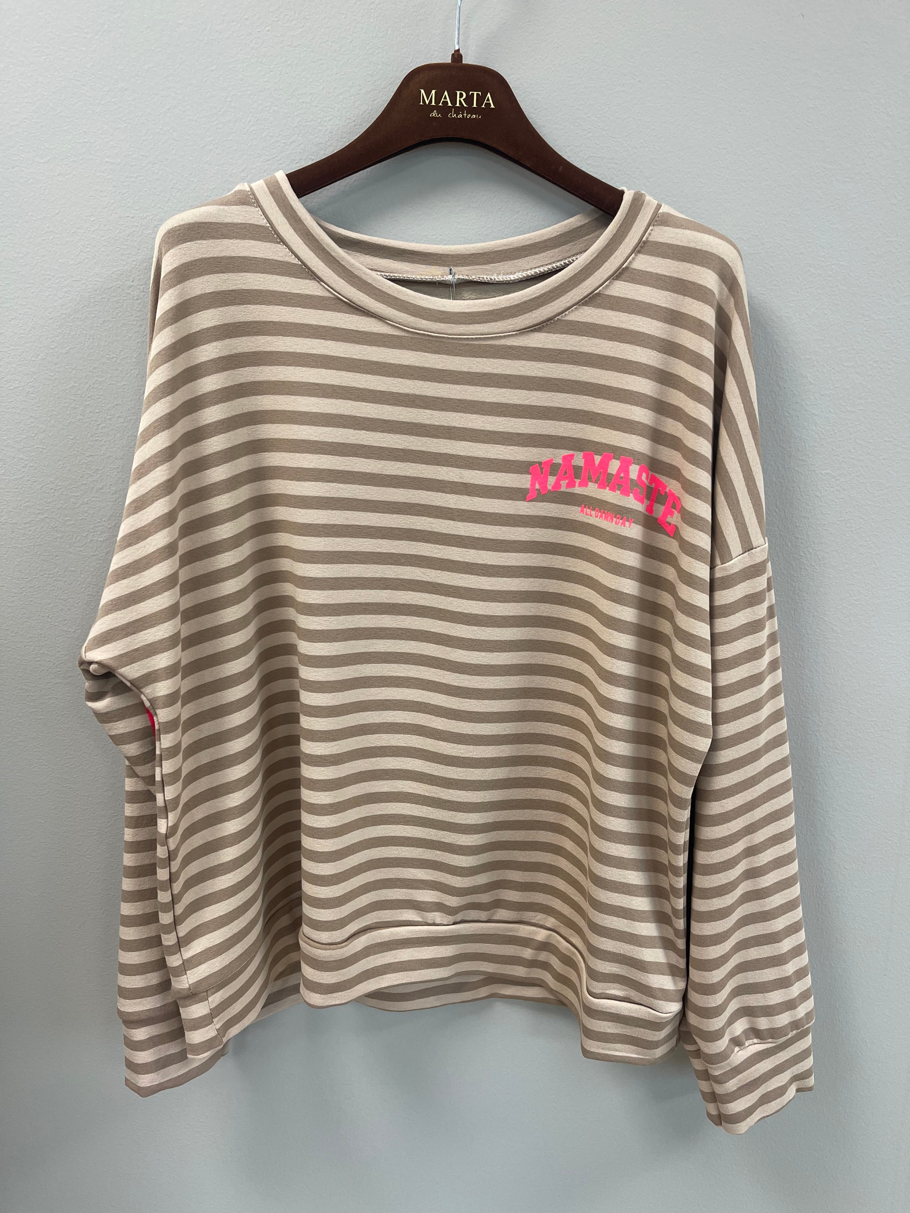 Marta du Chateau Isabeau Namaste Sweatshirt – Randig Tröja med Neonrosa Tryck