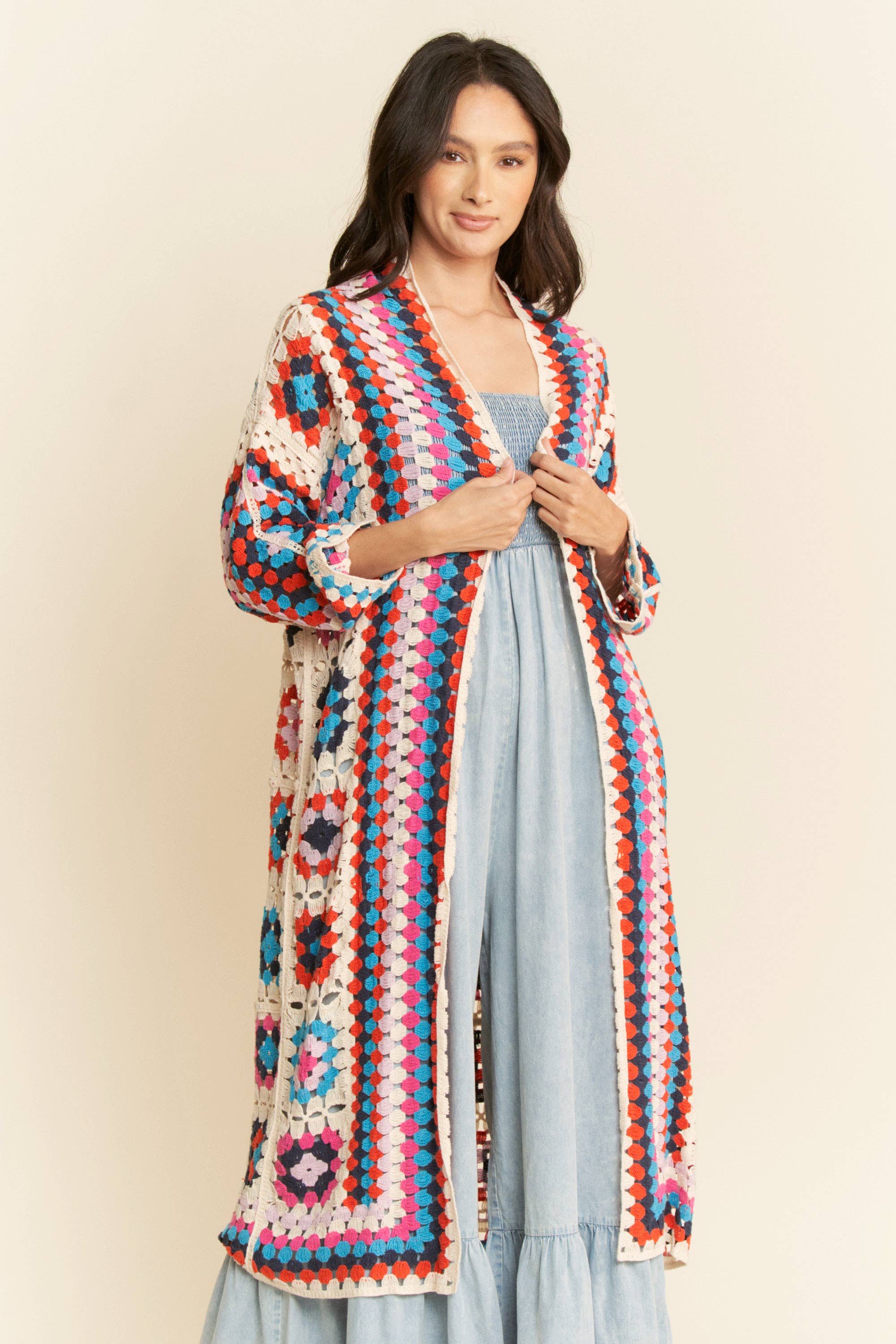 GRANNY SQUARE ÖPPEN MIDI VIRKAD STICKAD KOFTA