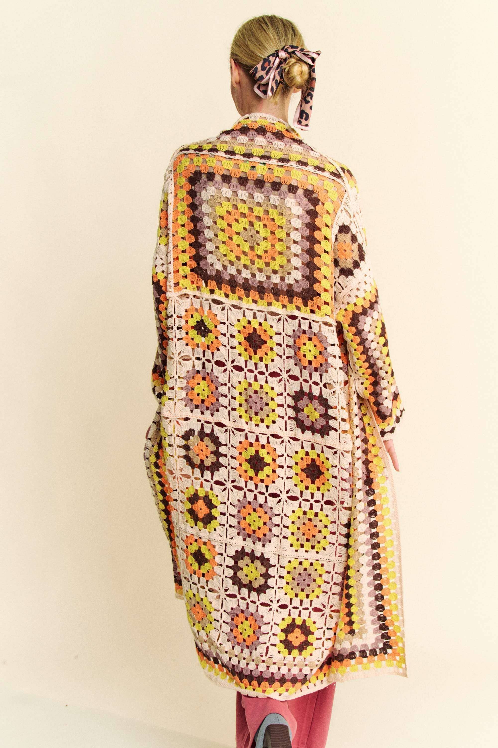 GRANNY SQUARE ÖPPEN MIDI VIRKAD STICKAD KOFTA