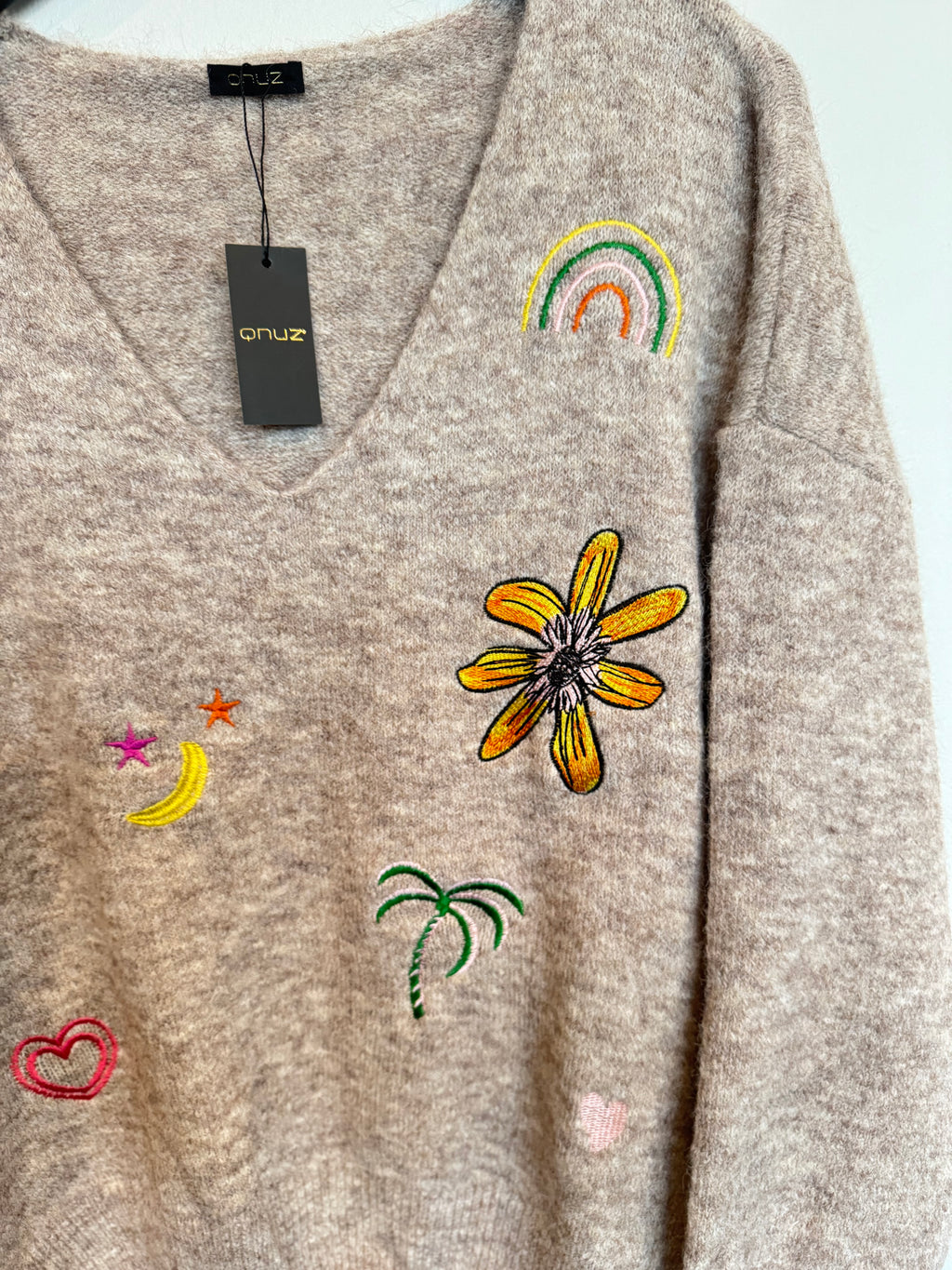 V-ringad tröja med broderier