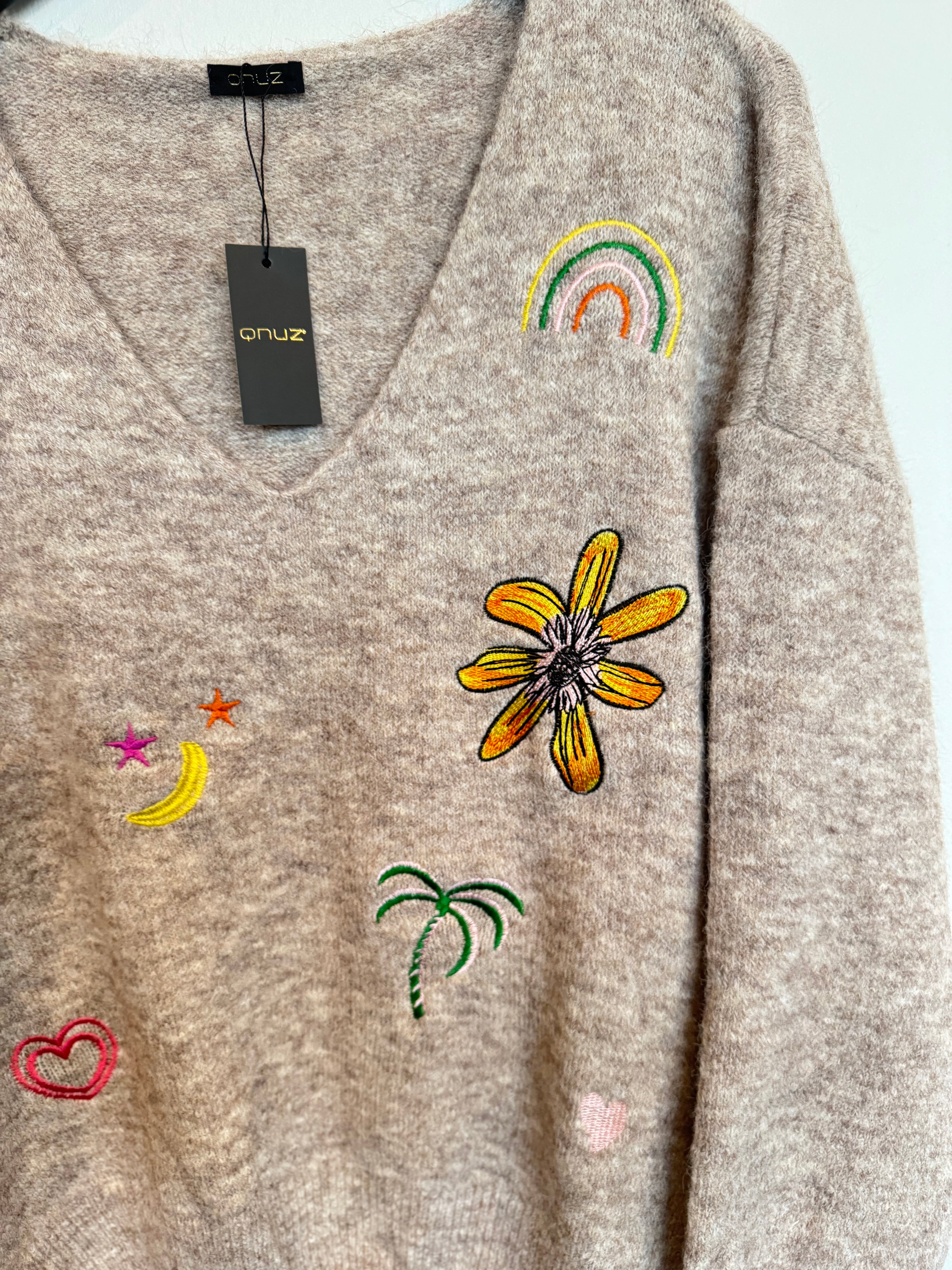 V-ringad tröja med broderier