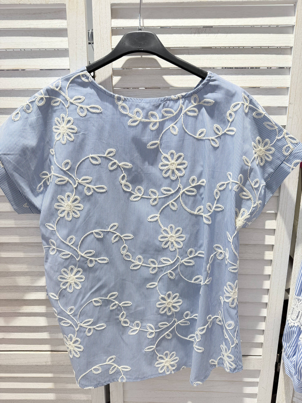 Kortärmad broderad topp