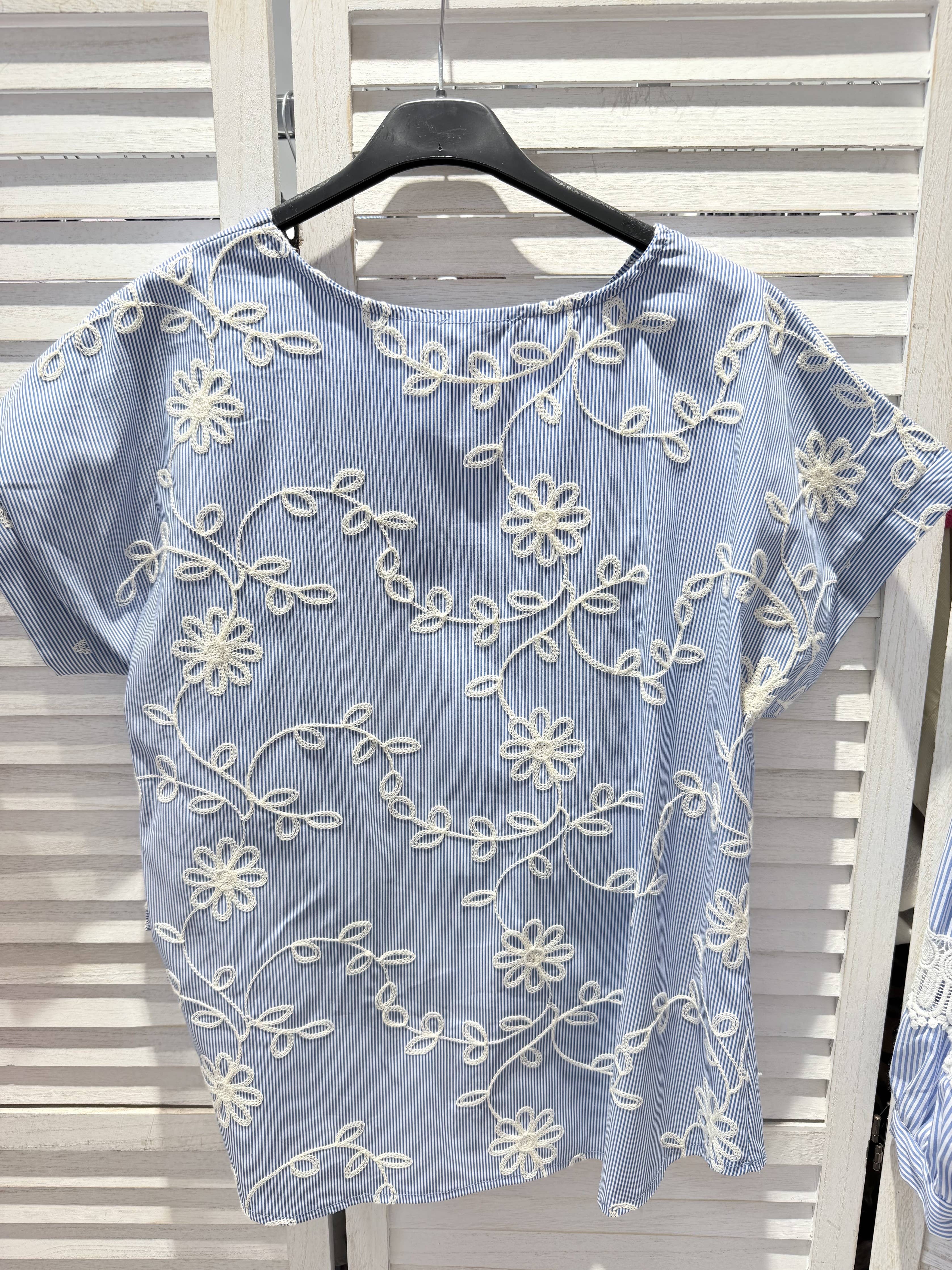 Kortärmad broderad topp