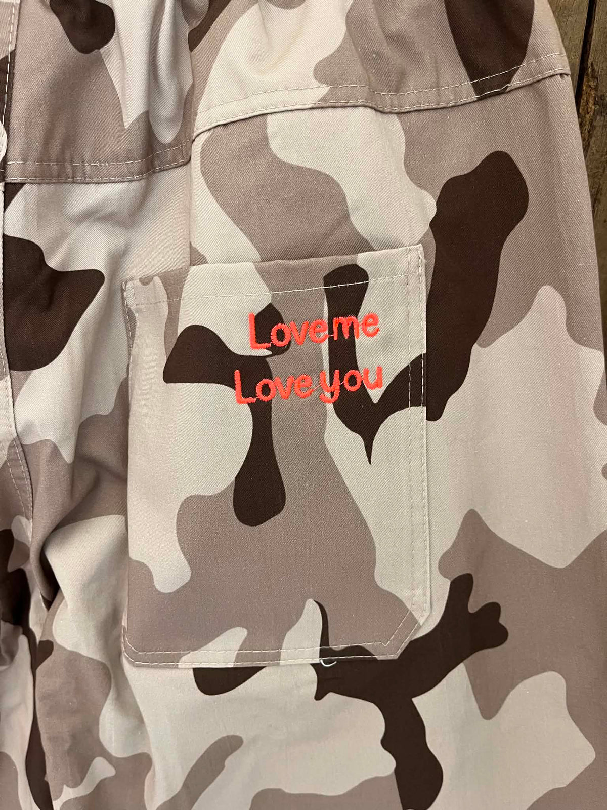 Lotte kamouflagebyxor – beige/brun | Not Allowed