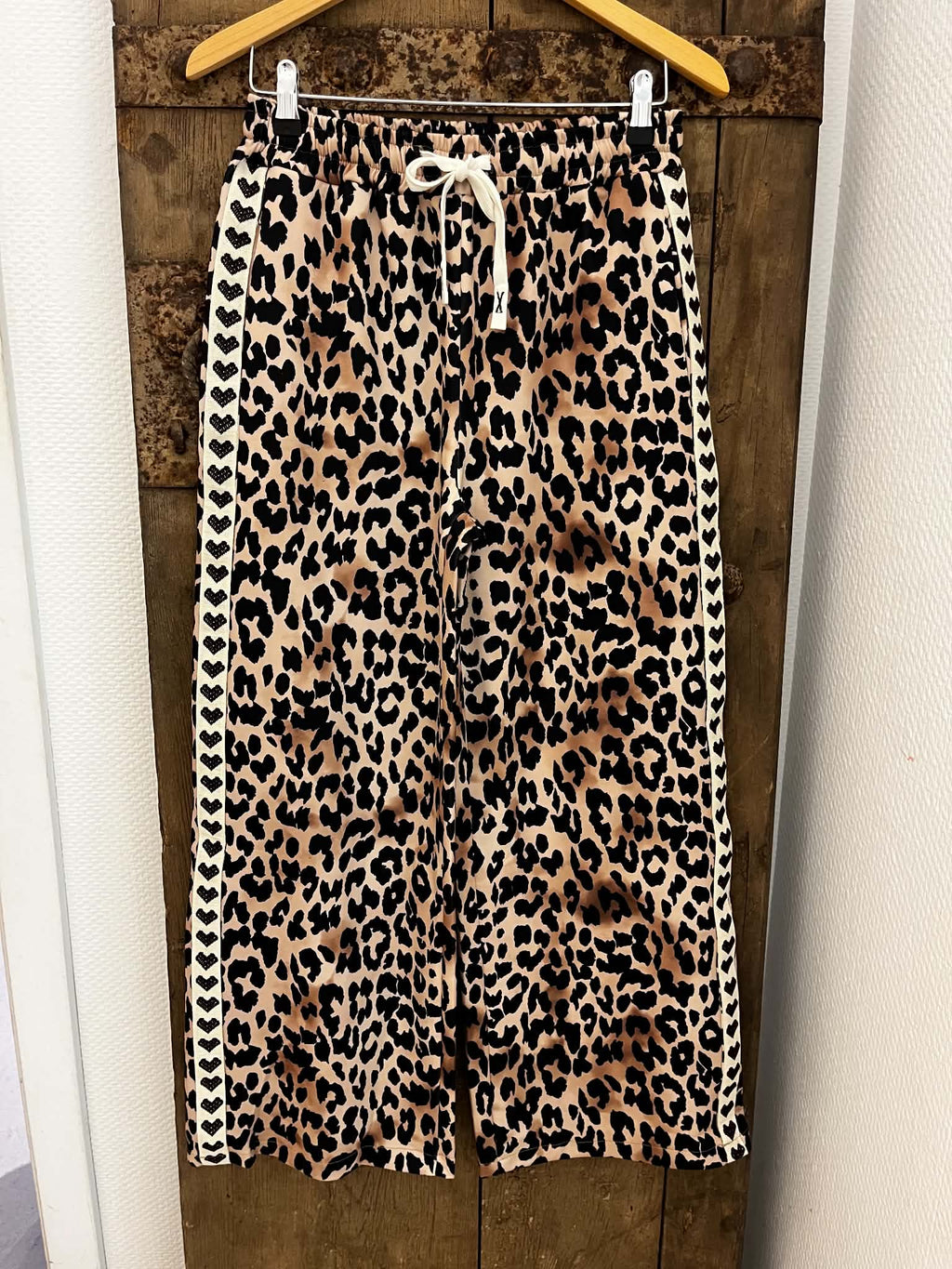 Pastelja – Leopardbyxor med hjärtband - Not Allowed