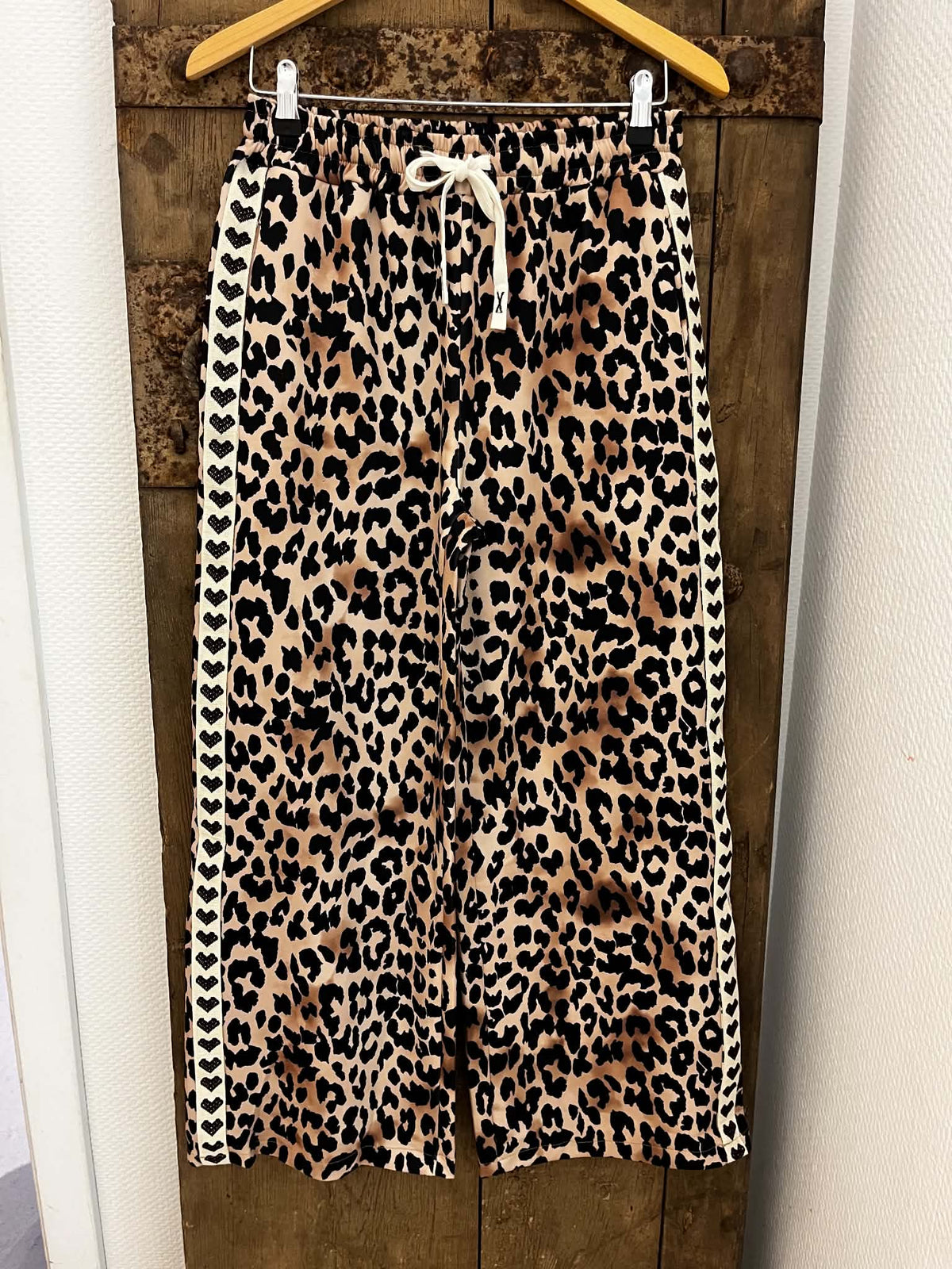Pastelja – Leopardbyxor med hjärtband - Not Allowed