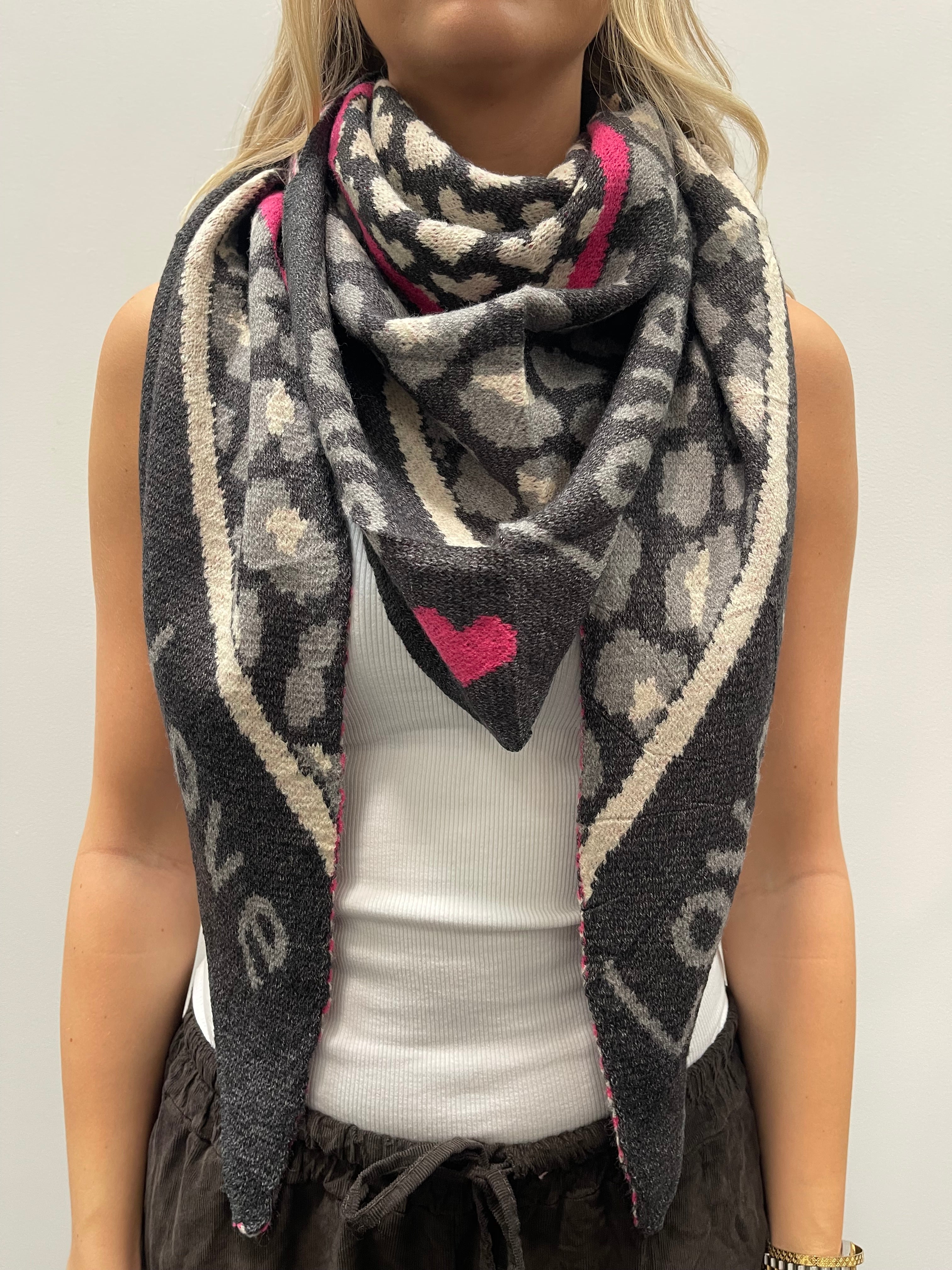 Mdc Clio Scarf - Love is Love - Svart