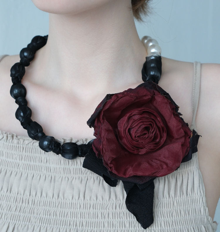 Evelina Neckless Black - Red Rose