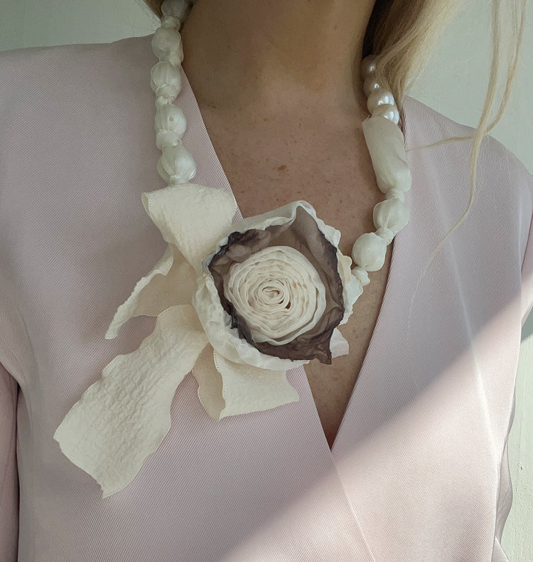 Evelina Neckless White Rose