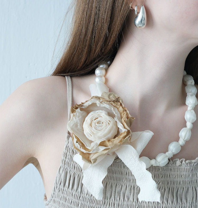 Evelina Neckless White Rose