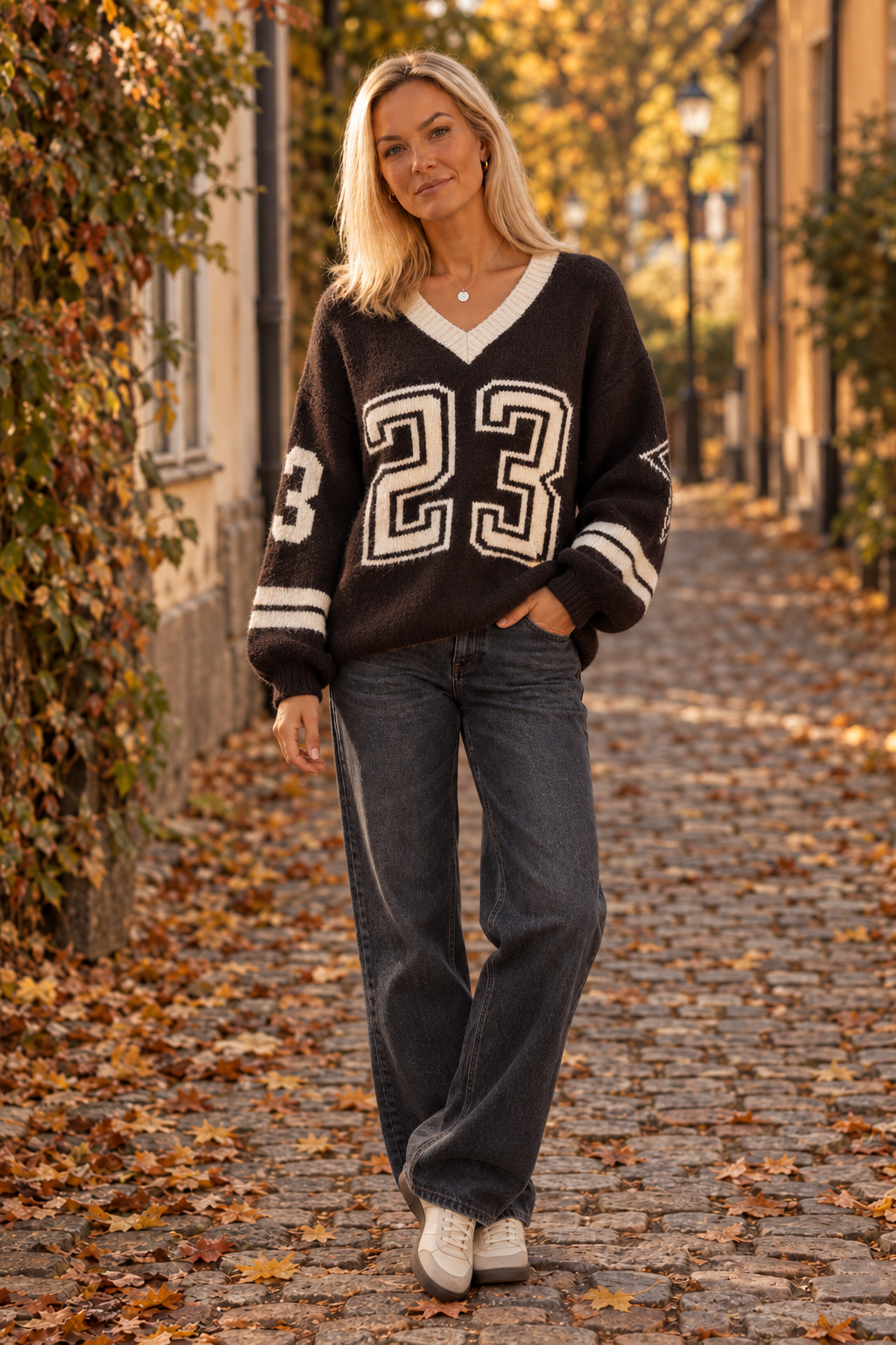 Varsity 23 – stickad tröja i brunt & creme 🤎 - Not Allowed