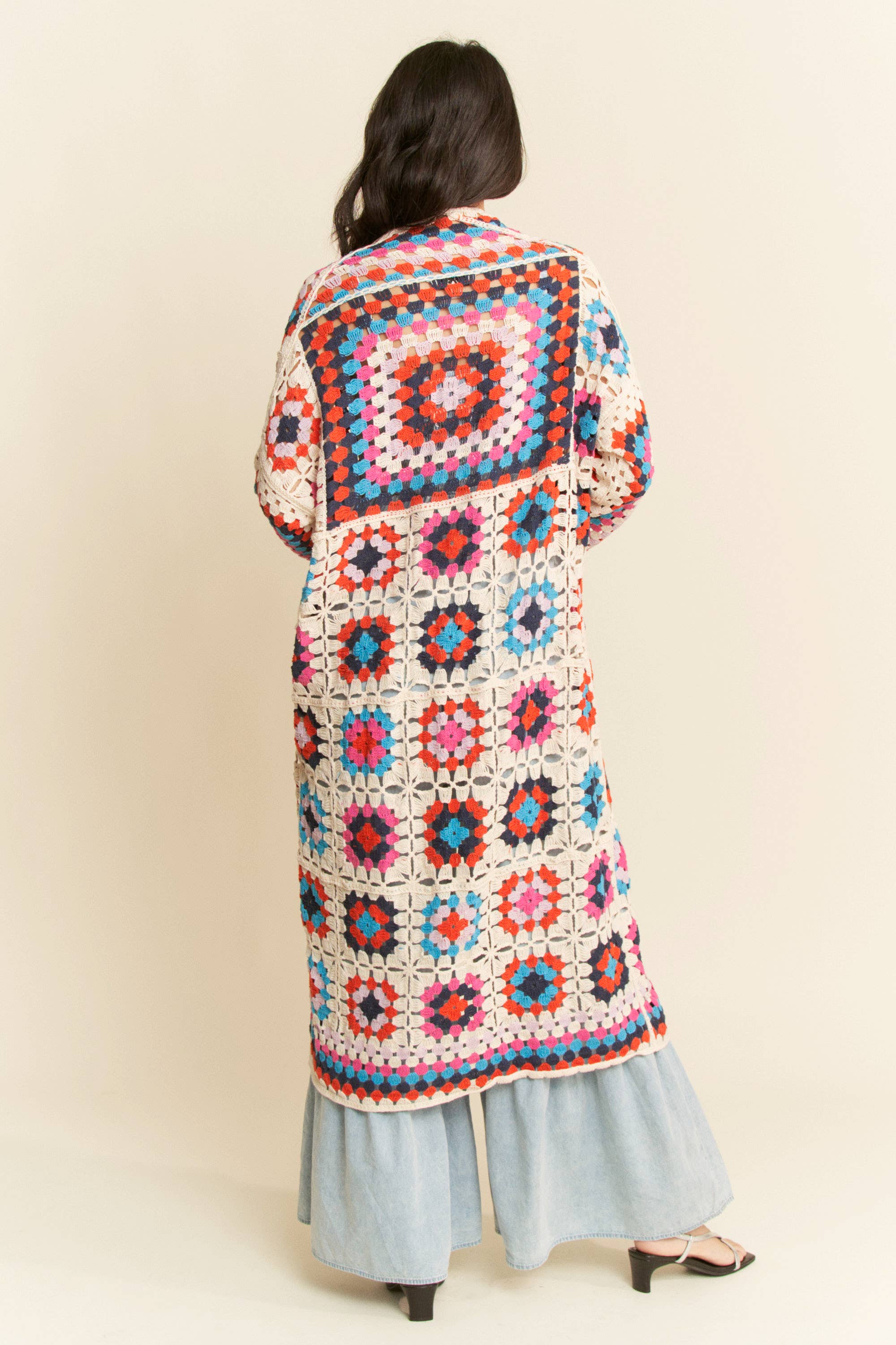 GRANNY SQUARE ÖPPEN MIDI VIRKAD STICKAD KOFTA