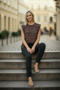 Brun topp svarta jeans variant 2