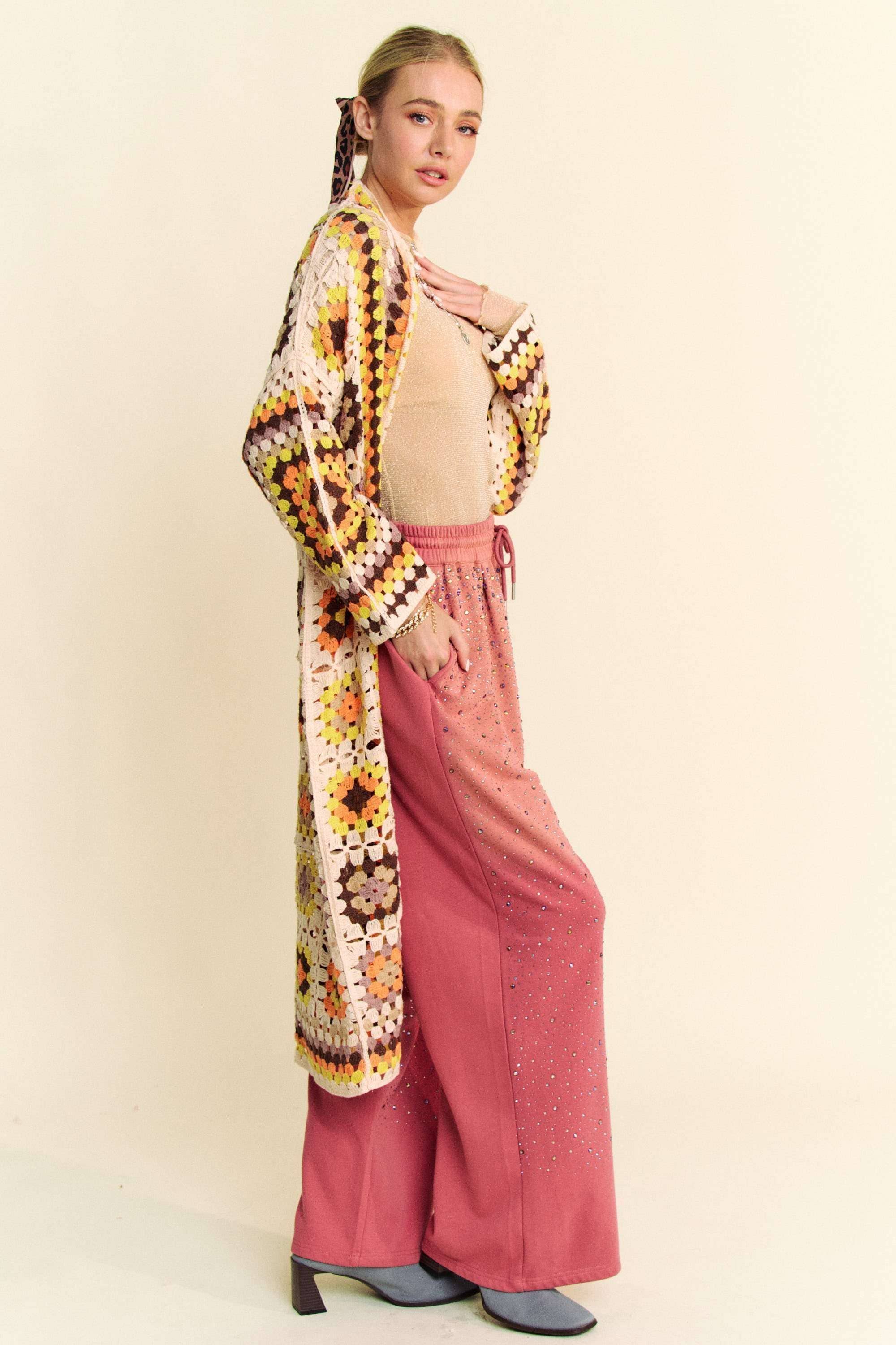 GRANNY SQUARE ÖPPEN MIDI VIRKAD STICKAD KOFTA