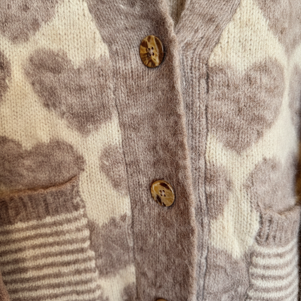 Detaljbild av stickning och knappar