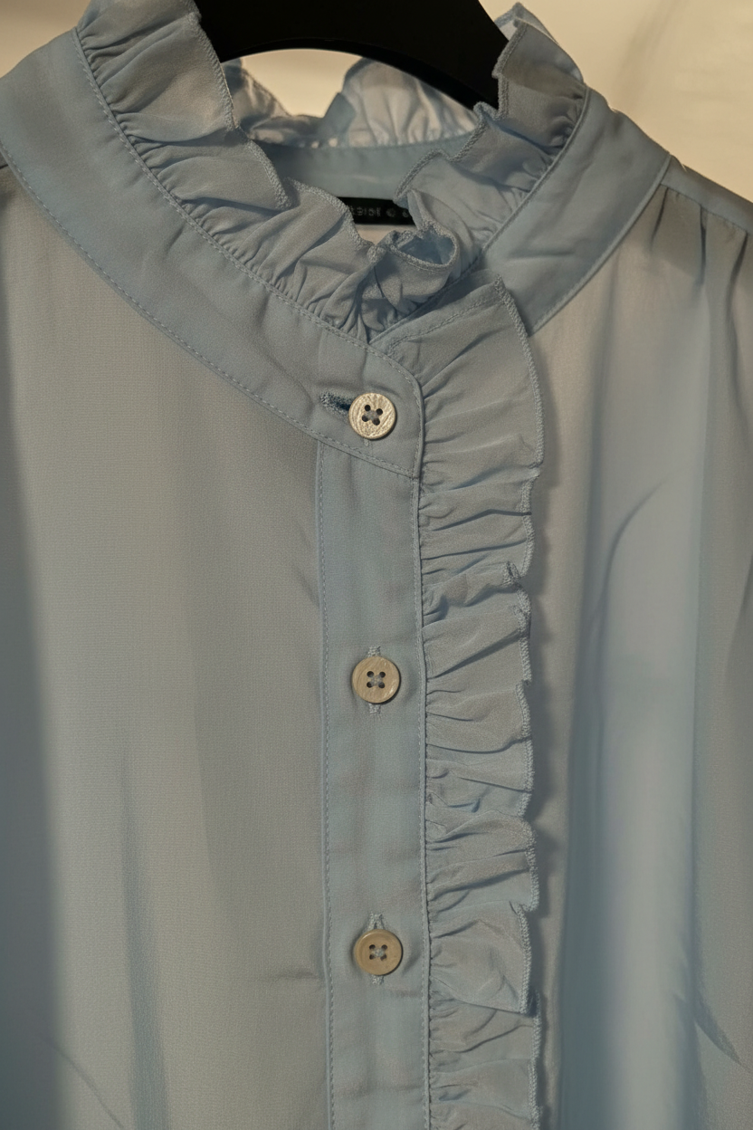 Detaljbild volanger blå