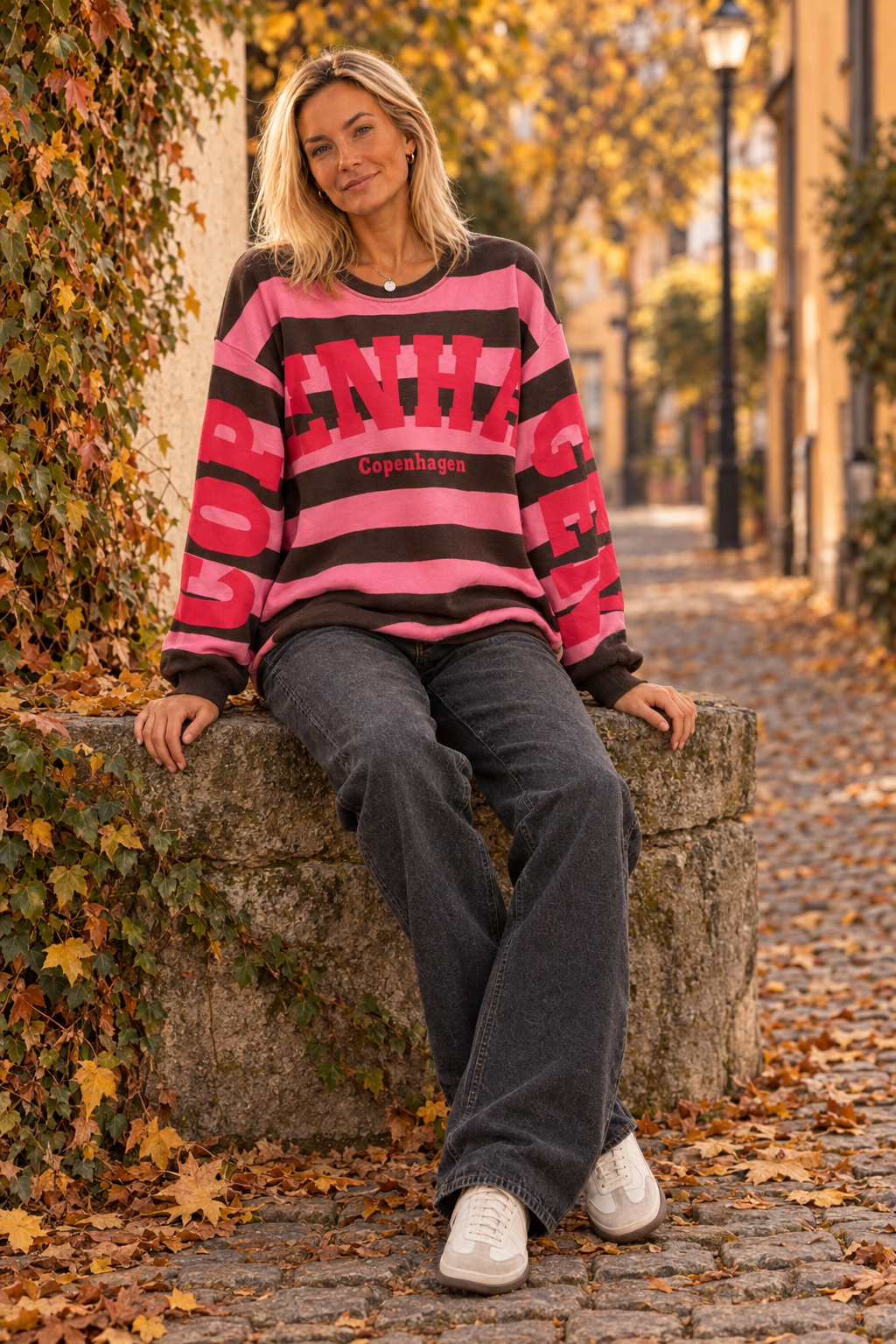 Din referensmodell med den randiga tröjan, sittande pose