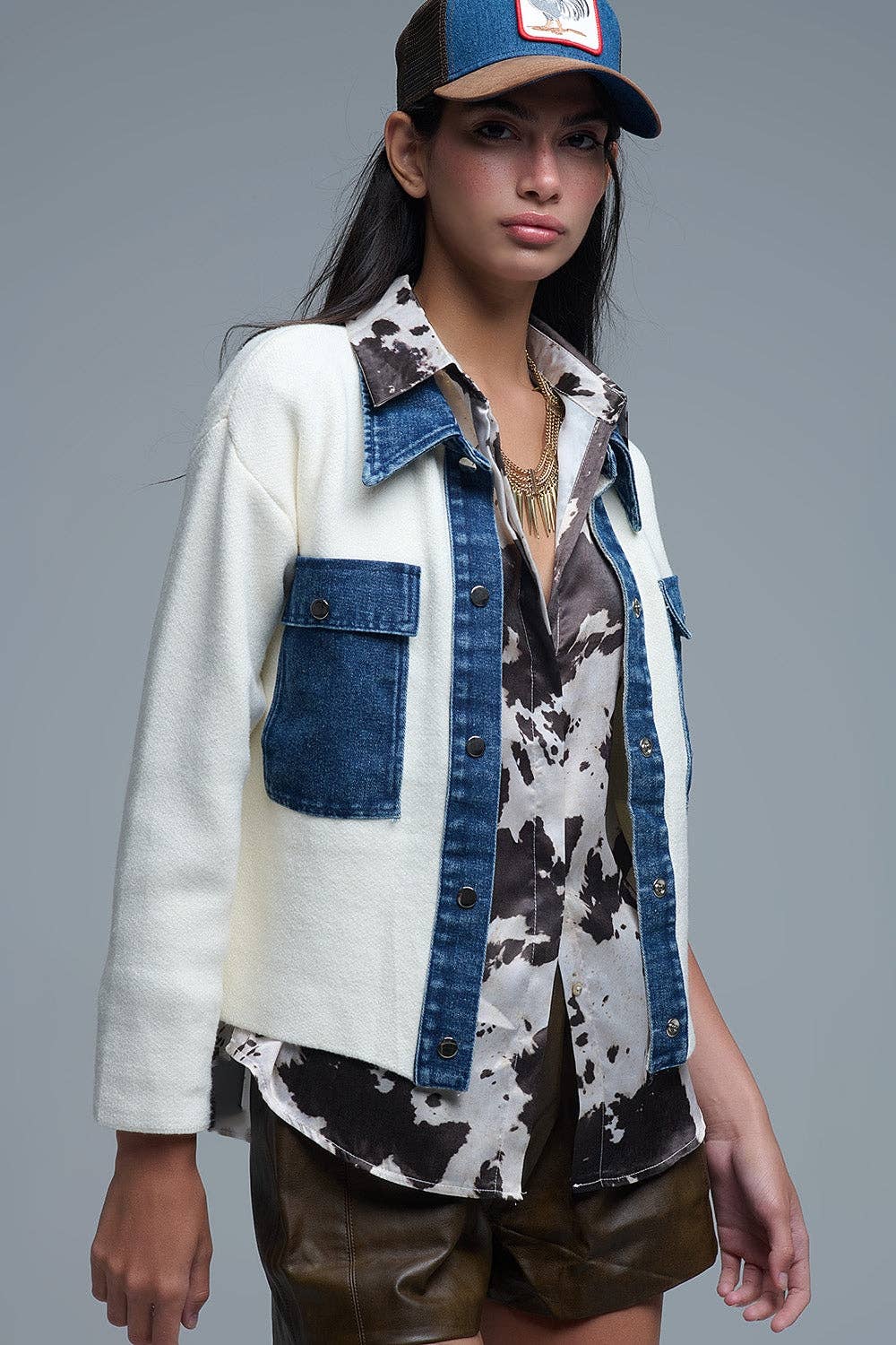 Krämfärgad Stickad Kofta med Blå Denimdetaljer - Trendig Cardigan