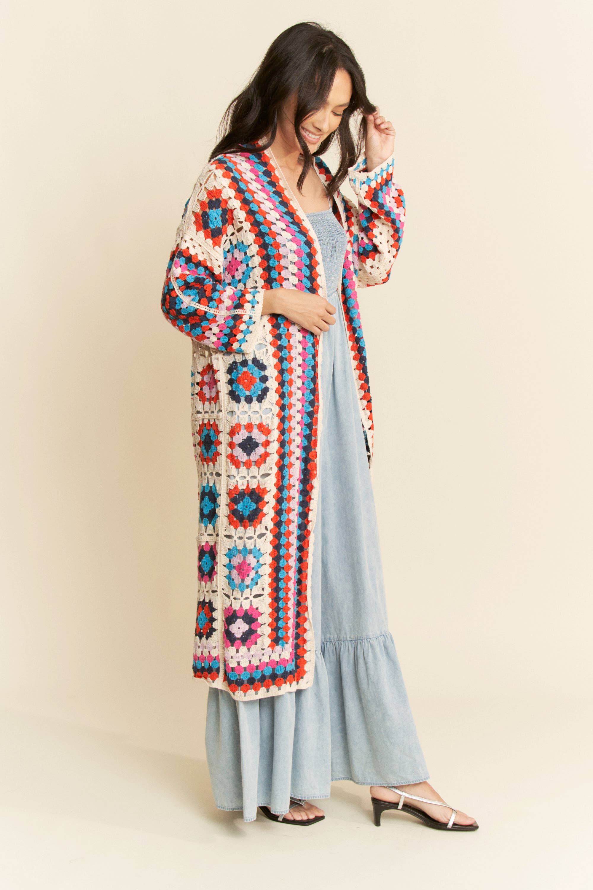 GRANNY SQUARE ÖPPEN MIDI VIRKAD STICKAD KOFTA