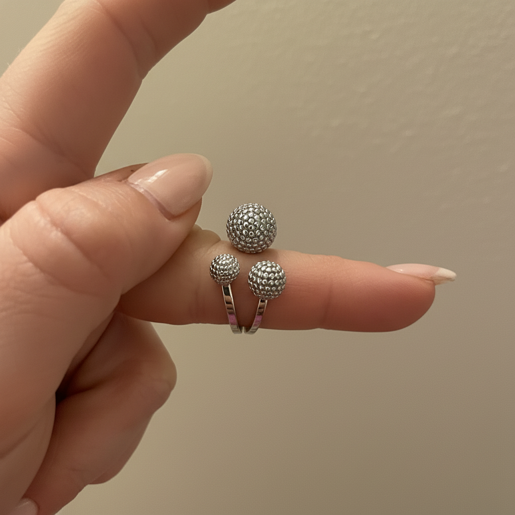 Globe Ring tre kulor på finger