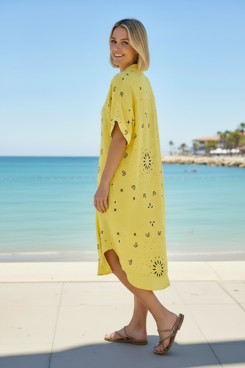 Gul klänning pose 2