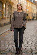 Höstlig modellbild med mörka jeans