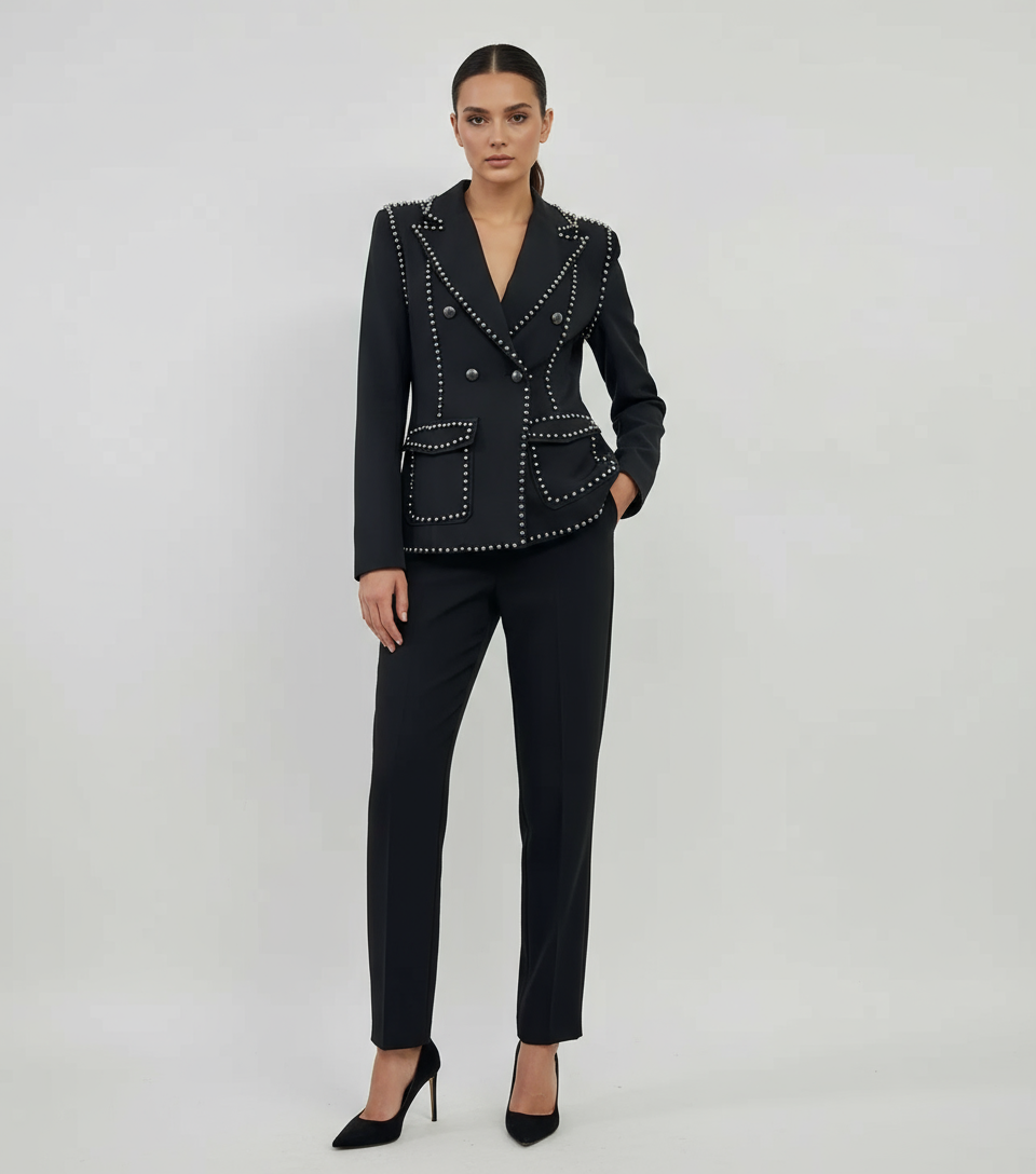 Helbild modell med svart nitad kavaj