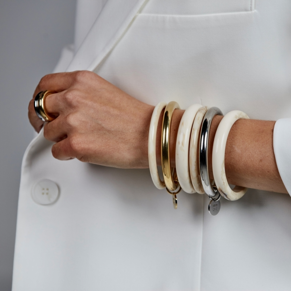Armbandsset Resin Ivory - Metallringar med berlock