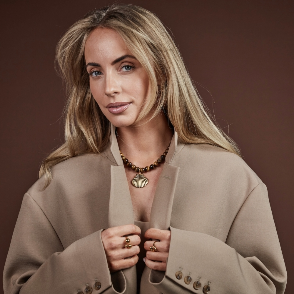 Halsband Tigeröga med Snäcka - Natursten med gulddetaljer
