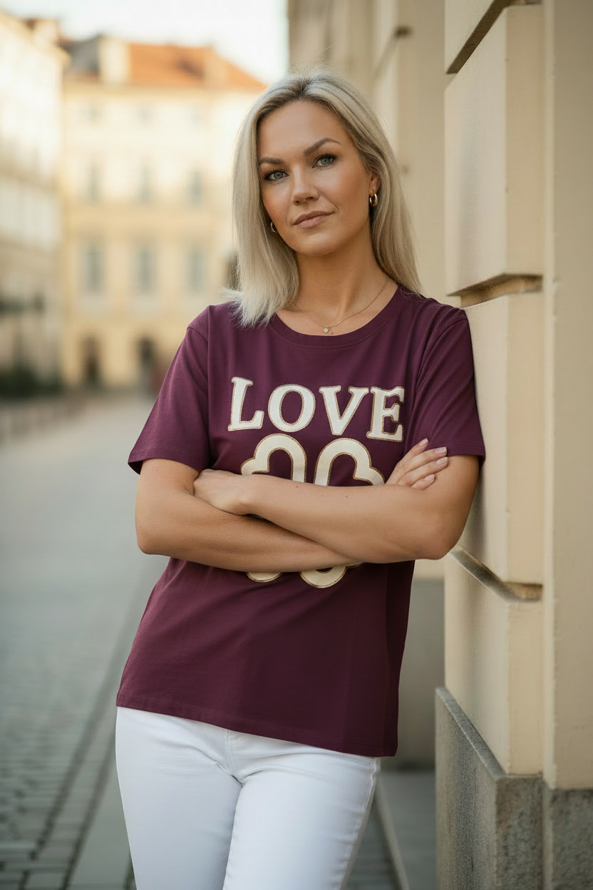 Love tröja – lutad mot vägg
