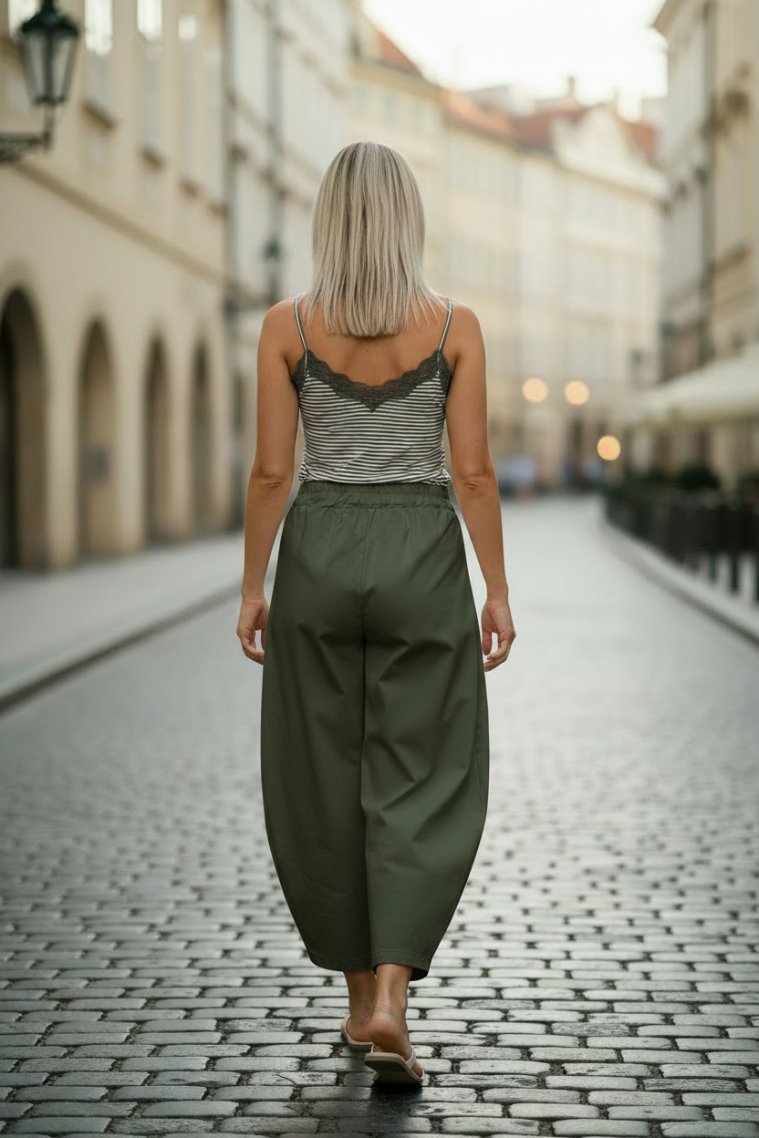 Militärgrön bakifrån – pose 1