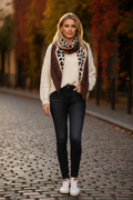 Modell 1 – Clio Scarf Coffee