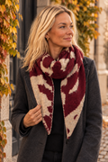 Modell med scarf och huvudet vänt åt höger