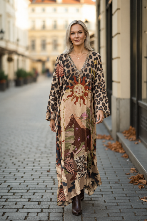 Modellbild 1 – Hustle Culture klänning med boots