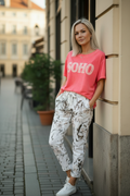 Modellbild 1 – SOHO + blommiga byxor