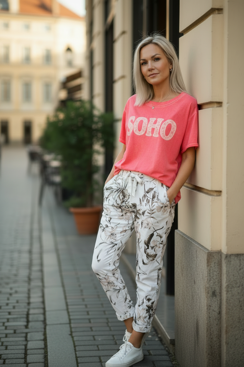 Modellbild 1 – SOHO + blommiga byxor