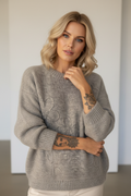 Modellbild beige stickad tröja