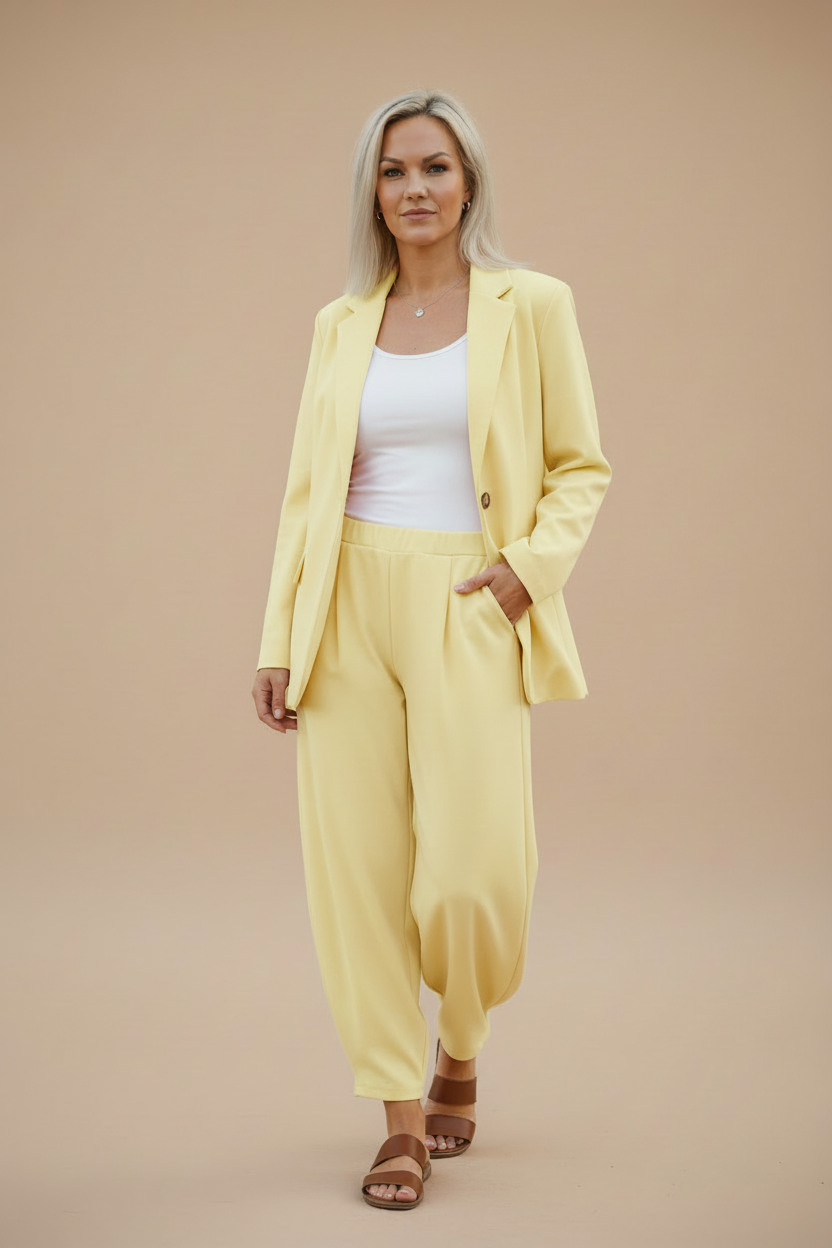 Modellbild – gul kostym beige bakgrund