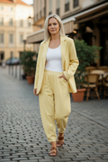 Modellbild – gul kostym utomhus