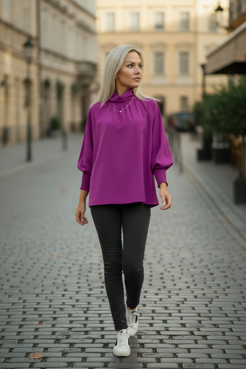 Modellbild – lila blus, gångpose