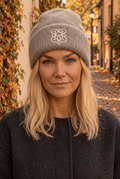 Modellbild med taupefärgad mössa i höstmiljö