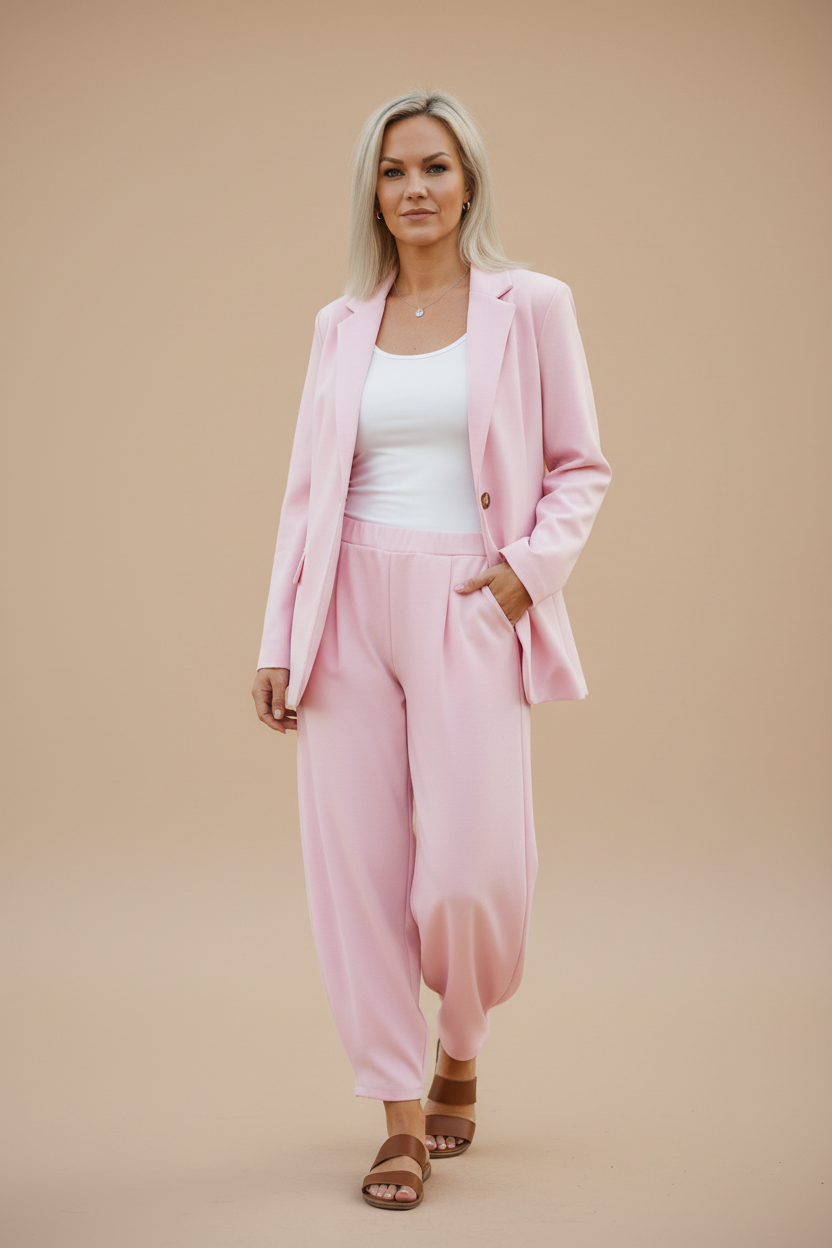 Modellbild – rosa kostym med lösa byxor