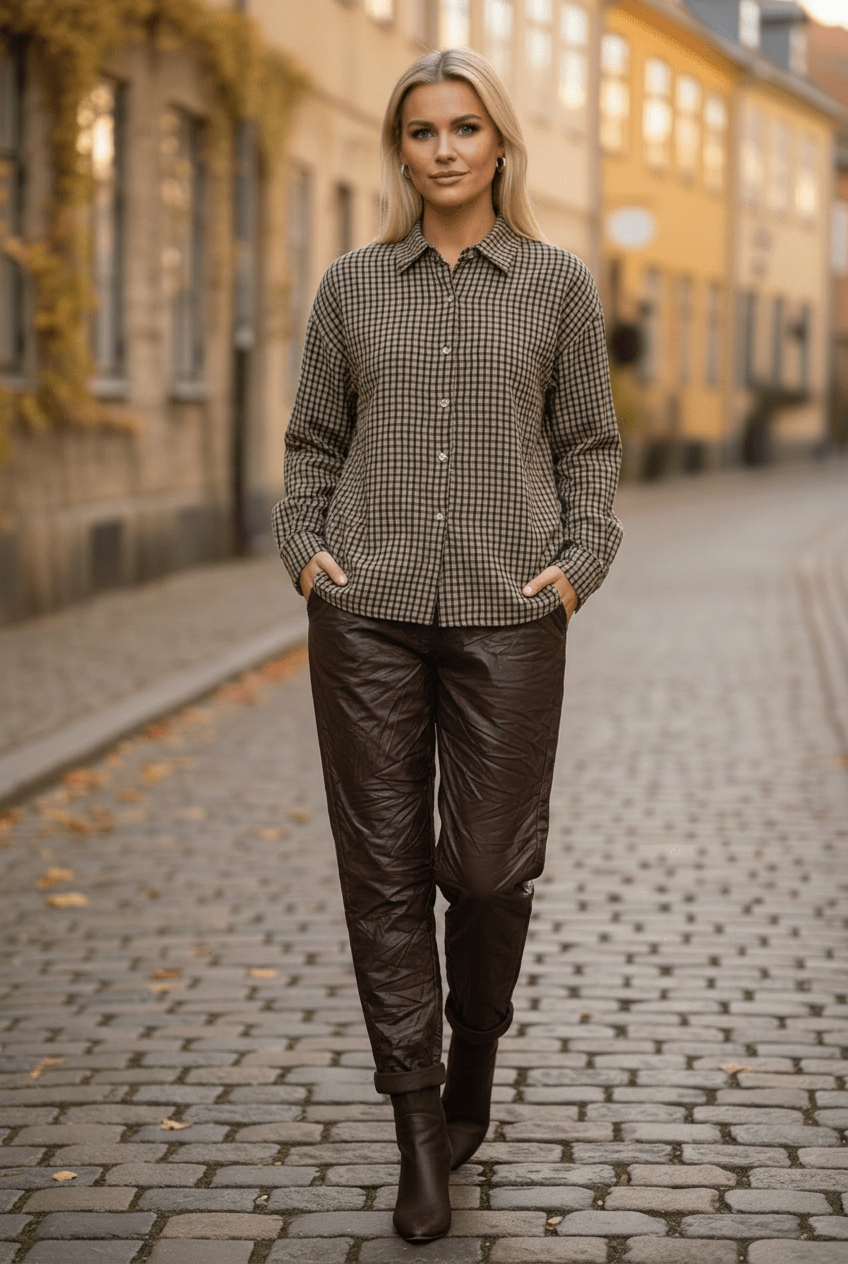 Modellen gående med skjortan