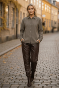 Modellen gående med skjortan
